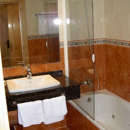 מלון Manrique De Lara 3*